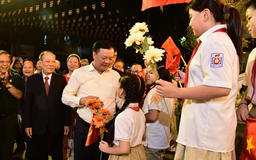Le secrétaire du Comité du Parti de Hanoï assiste à la Fête de la grande unité nationale à Hoan Kiêm