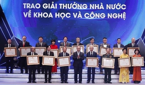 Remise du Prix Ho Chi Minh à des scientifiques