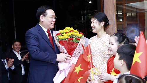 Le président de l’Assemblée nationale visite l’ambassade du Vietnam aux Philippines