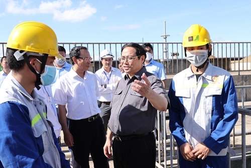Le Premier ministre examine certains projets d infrastructures à HCM-Ville