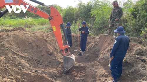 Binh Phuoc exhumation des restes de 11 soldats volontaires vietnamiens tombés au Cambodge