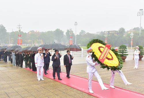 Les dirigeants rendent hommage au Président Hô Chi Minh à l’occasion du 93e anniversaire du PCV