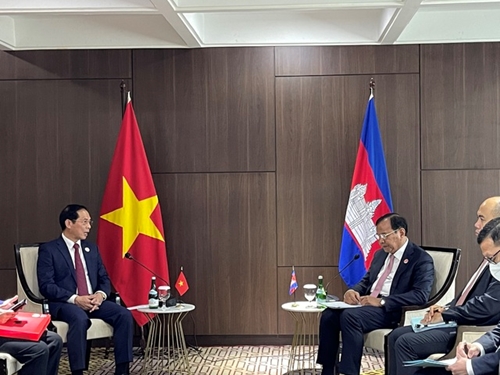 Le ministre des Affaires étrangères rencontre ses homologues cambodgien, philippin et malaisien