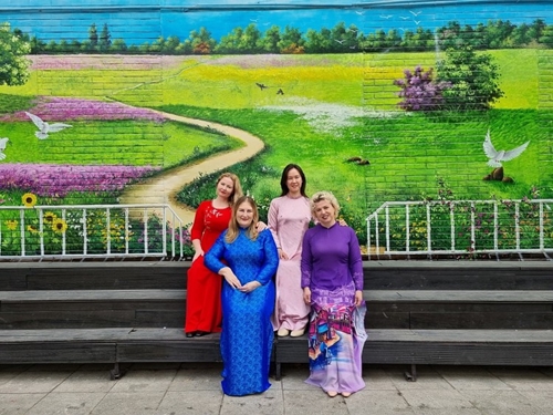 Les enseignantes russes en «áo dài» vietnamien