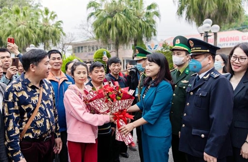 Mong Cai accueille le premier groupe de touristes étrangers après le COVID-19