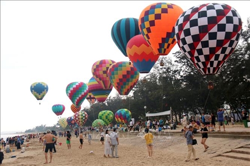 Le festival de montgolfières attire de nombreux touristes à Binh Thuân