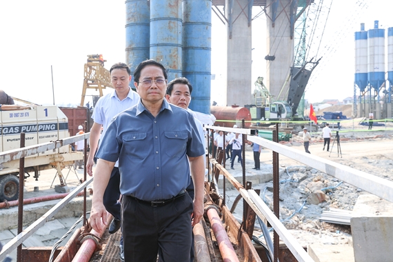 Le Premier ministre inspecte des projets dans la province de Thua Thiên-Huê