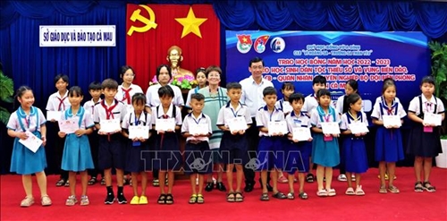 Remise de bourses Vu A Dinh à des élèves des zones frontalière et insulaire
