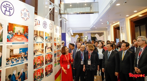 Exposition de photos sur les relations de coopération Vietnam-France
