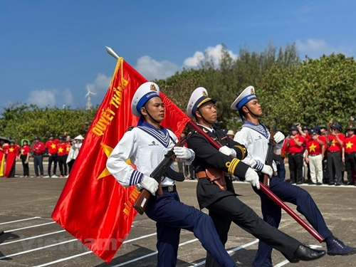Des Vietnamiens d outre-mer assistent à la cérémonie de lever du drapeau à Truong Sa