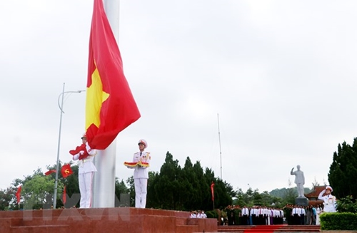 Quang Ninh cérémonie solennelle de lever des couleurs sur l île de Cô Tô