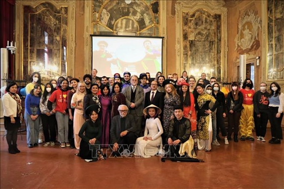Des ambassadeurs de la culture et de la langue vietnamiennes en Italie