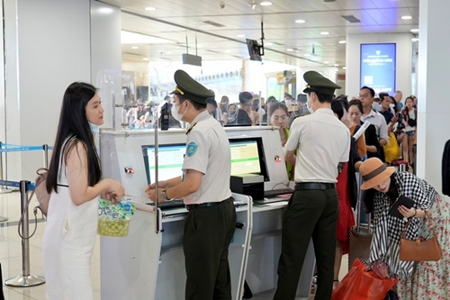 Forte augmentation du nombre de passagers à l aéroport international de Noi Bai