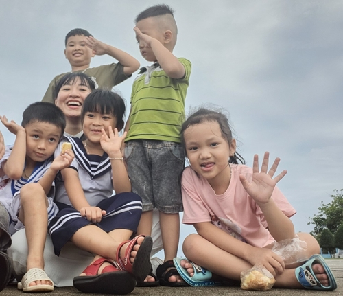 Le regard innocent et charmant des enfants de l archipel de Truong Sa
