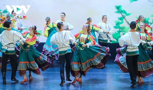 Des performances artistiques russes acclamées par le public d Ha Long