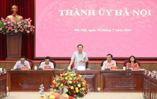 Le président de l AN travaille avec la Permanence du Comité du Parti de Hanoï