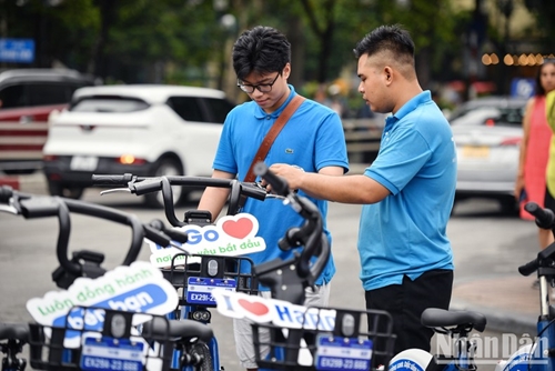 Les vélos publics entrent en service à Hanoï