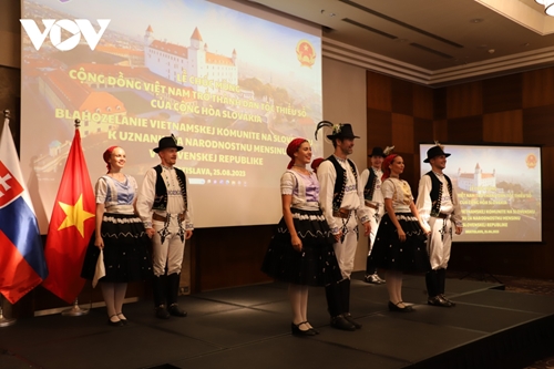 Féliciter la communauté vietnamienne d’avoir été reconnue «minorité ethnique» en Slovaquie