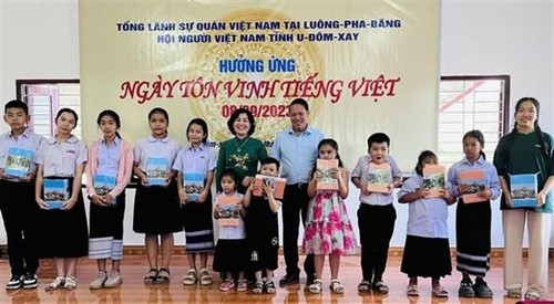 Des Vietnamiens au Laos répondent à la Journée de la langue vietnamienne à l’étranger