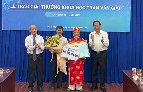 Le chercheur Nguyen Dinh Tu remporte le prix Tran Van Giau