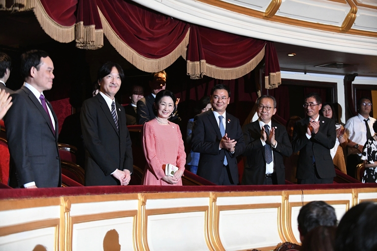 Le prince héritier et la princesse du Japon assistent à la première représentation de l opéra Princesse Anio