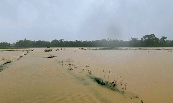 Les inondations isolent des villages du centre du Vietnam