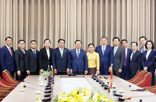 Le secrétaire du Comité municipal du PCV de Hanoï reçoit une délégation de Vientiane Laos
