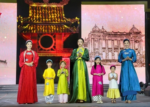 Le Festival touristique de l áo dài de Hanoï, un événement coloré
