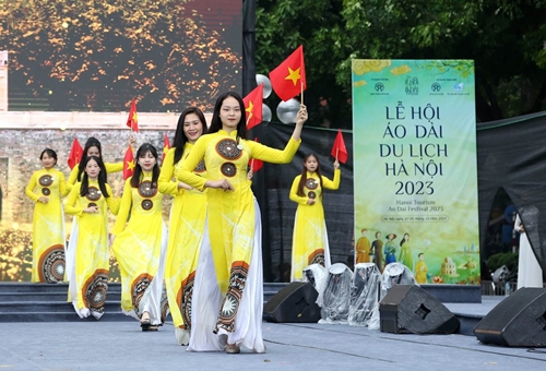Près de 1 000 femmes au défilé de l ao dai à Hanoï