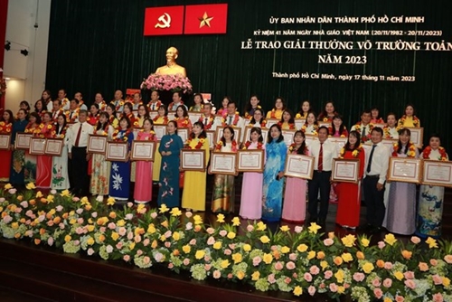 Prix Vo Truong Toan  50 fonctionnaires et enseignants honorés