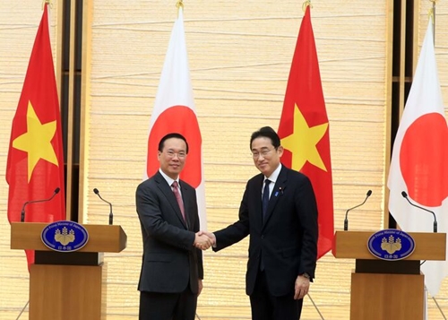 Le président vietnamien Vo Van Thuong s’entretient avec le Premier ministre japonais Kishida Fumio