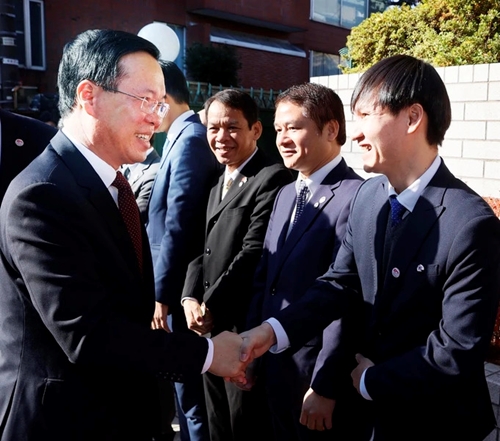 Le président Vo Van Thuong rencontre des représentants des Vietnamiens au Japon