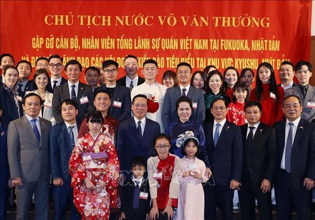 Le président Vo Van Thuong rencontre les représentants de la communauté vietnamienne à Fukuoka