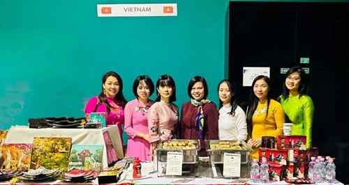 Le Vietnam participe à une foire caritative en Hongrie