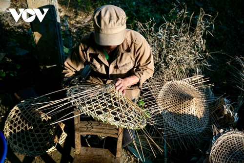 Les Nung An Cao Bang préservent l artisanat des chapeaux coniques
