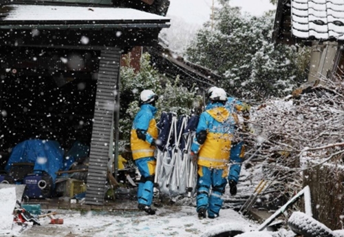 Séisme au Japon Le bilan s alourdit à 161 morts, la neige perturbe les secours