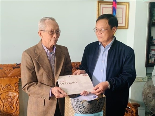 Remise des cadeaux aux témoins de Hoang Sa