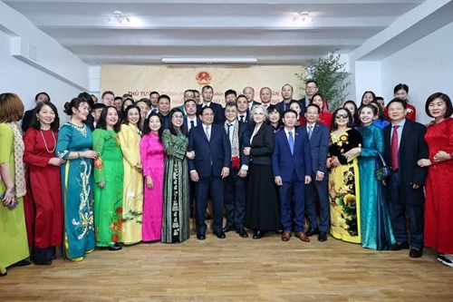 Le Premier ministre Pham Minh Chinh rencontre des Vietnamiens en Roumanie