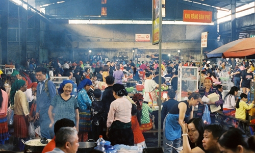 Le marché de Meo Vac bondé les jours précédant le Têt traditionnel