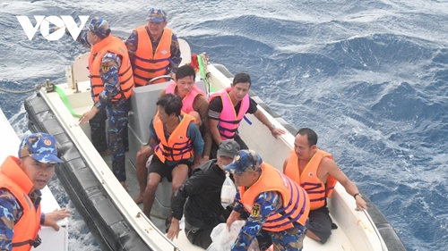 Un navire de la marine sauve cinq pêcheurs en détresse à Truong Sa