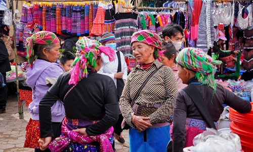 Un marché haut en couleurs dans la zone frontalière d Y Ty