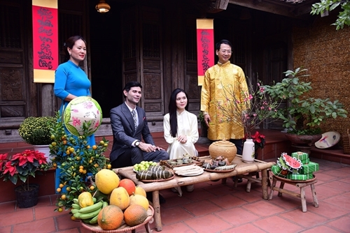 Les étrangers impressionnés par l’atmosphère du Têt traditionnel au Vietnam