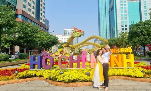 Ho Chi Minh-Ville Plus de 1,2 million de visiteurs à la rue florale Nguyen Hue pendant le Têt