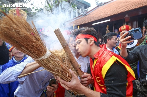 Les villageois de Thi Cam organisent un concours de cuisine du riz au début du printemps