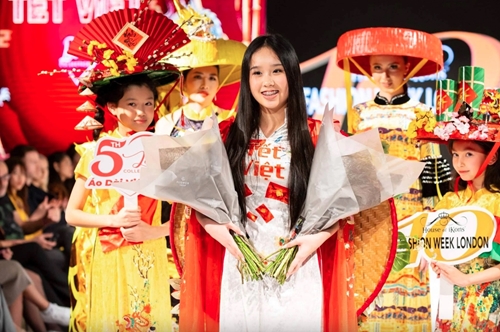 Une jeune de 15 ans lance la collection d Ao dai au Royaume-Uni pour célébrer le Têt