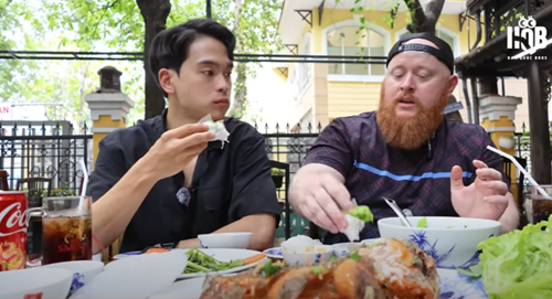 Des YouTubers étrangers à la découverte des plus délicieux plats du Têt vietnamien à HCM-Ville