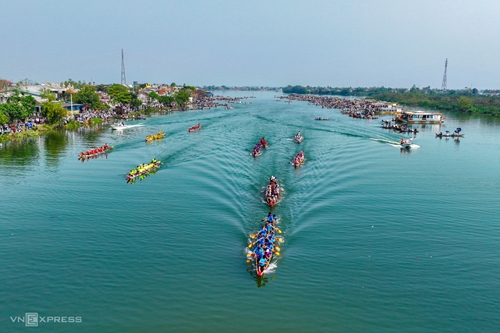 La course de bateaux sur la rivière des Parfums attirent des milliers de personnes