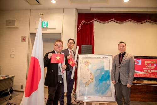 Lancement du mouvement pour accrocher la carte du Vietnam à Osaka Japon