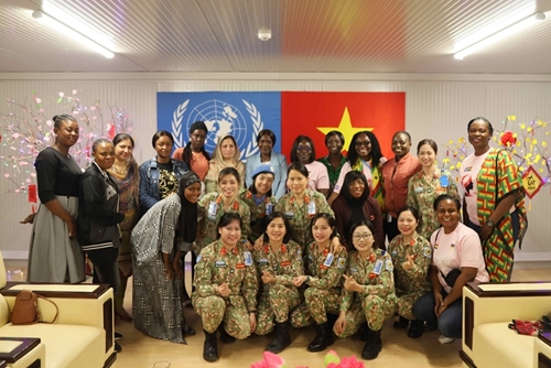 8 mars les Casques bleus vietnamiens rencontrent les femmes à Abiyé