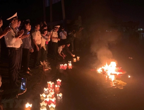 Hommage aux héros morts sur l’île de Gac Ma à Quang Binh